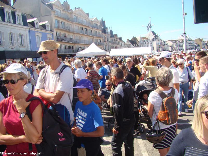 19-Pendant la danse Plinn de Youhadenn. Photo Daniel Vintrigner de Rambouillet en vacances au Croisic.