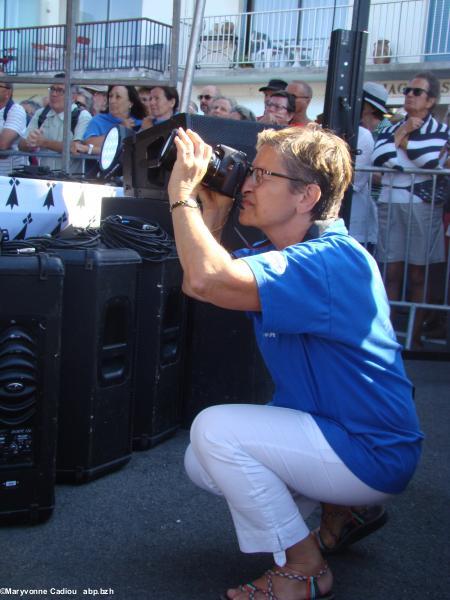 25-Éliane en reportage photo pour le site web de la fête bretonne.