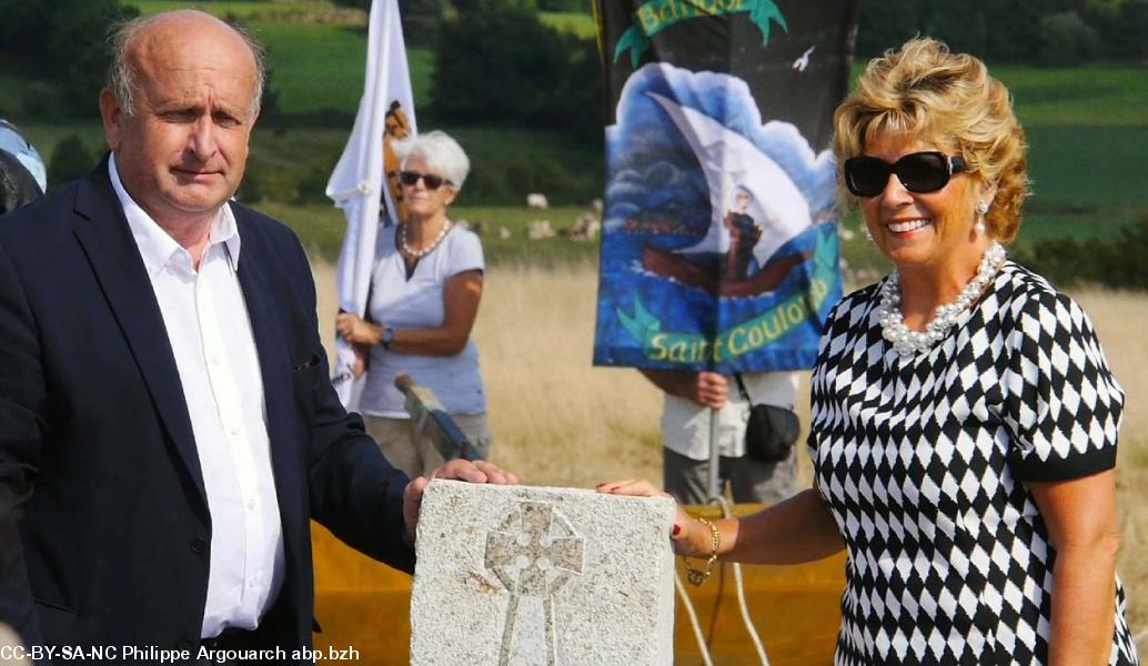 Philippe Abjean et Géraldine Byrne Nason, ambassadrice d'Irlande, posent la première pierre.