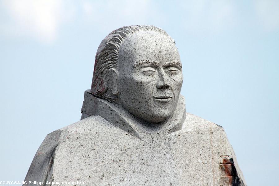 La nouvelle statue de Saint Colomban à la Vallée des Saints de Carnoët.