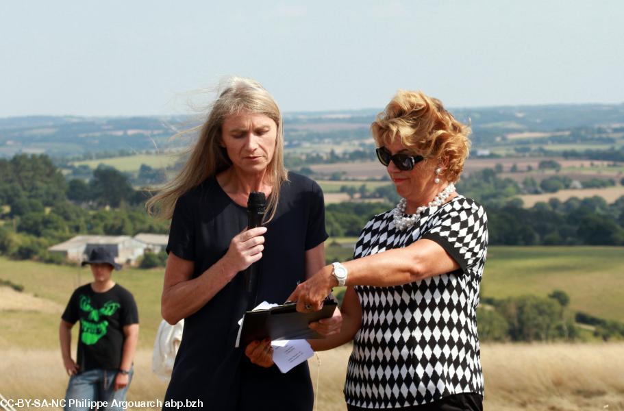 Isabelle Nicolas, maire de Carnoët et l'ambassadrice d'Irlande.