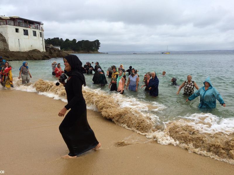 Baignade en douarnkini ce dimanche 28 août 2016 à la plage des Dames de Douarnenez.