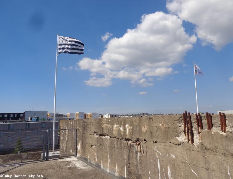 Saint-Nazaire, le gwenn ha du sur la base sous marine, très abimée.