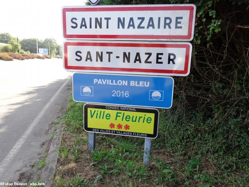 Saint-Nazaire, double panneau à une entrée de la ville.