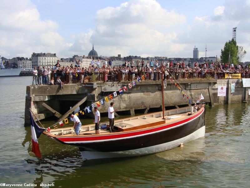 Le Saint-Michel II lancé ! Nantes, 27 juin 2009. Reste à construire le gréement.