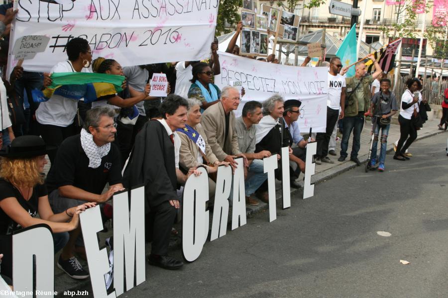 Lors de la Breizh-Manif 2016, Bretons et Gabonais pour la démocratie.