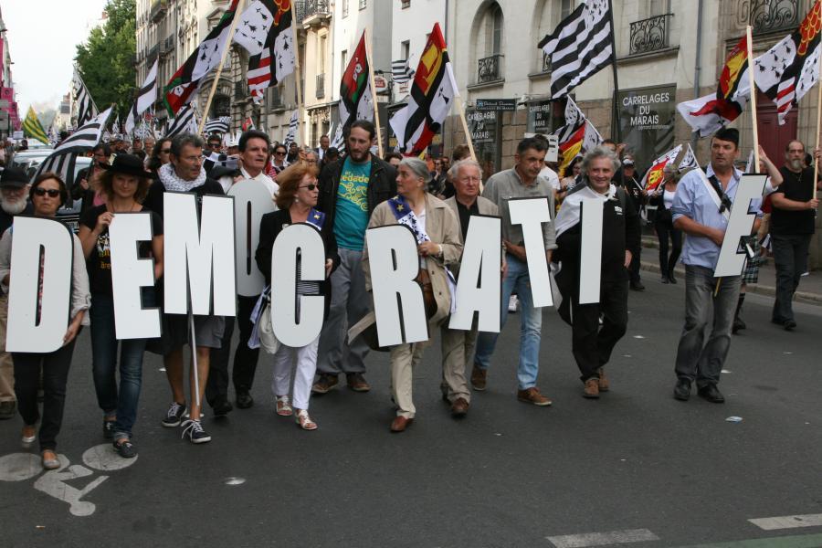 Lors de la Breizh-Manif 2016, les personnalités portant les lettres DÉMOCRATIE