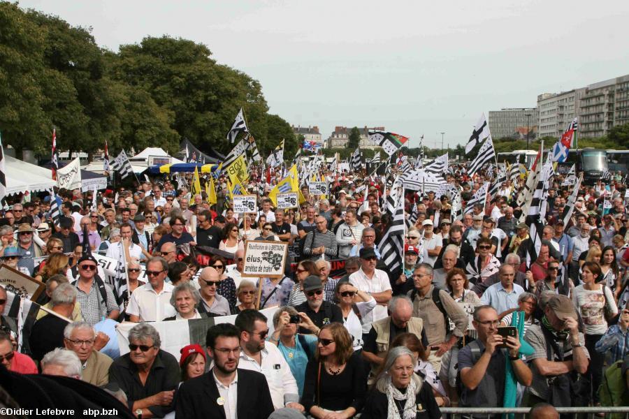 Vue des manifestants de la tribune avant le départ du cortège.