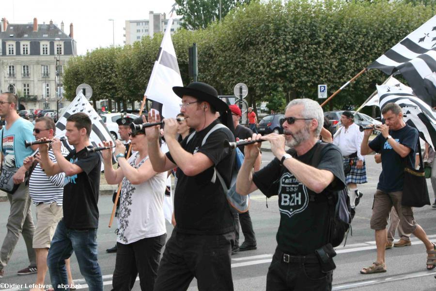 La Breizh Manif 2016 : Ah bon, Nantes ne serait pas en Bretagne ? Des membres du Bagad d'Orvault.