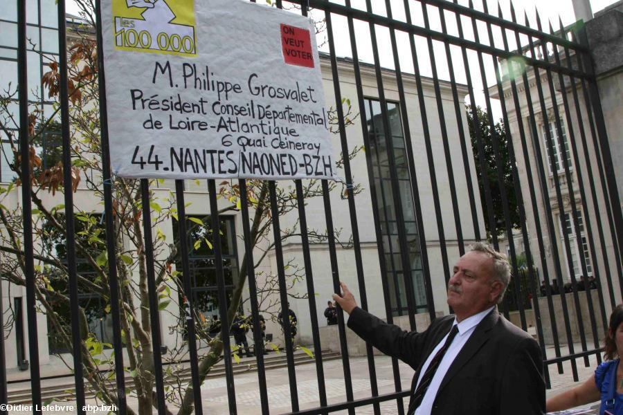 La Breizh Manif 2016 : Jean-François Le Bihan montre le courrier déposé au CG44.