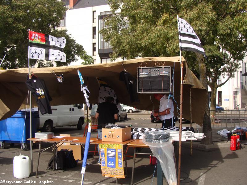 Breizh Manif 2016. Un autre stand avec une réserve de drapeaux bretons sur hampe.