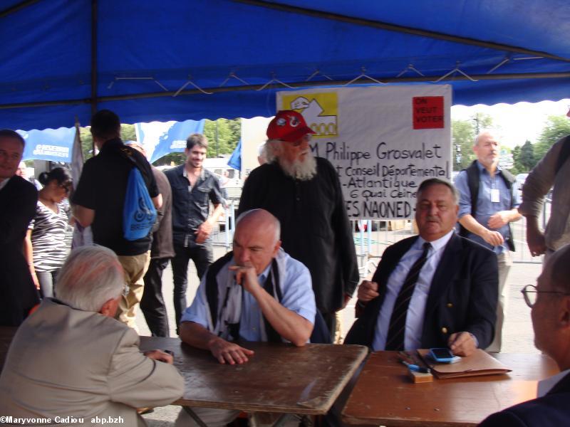 Breizh Manif 2016. Avant la conférence de presse, au fond le jeune Maxime Chéneau du Vignoble breton, Henri Colliot de BR, casquette rouge Michel Chauvin.