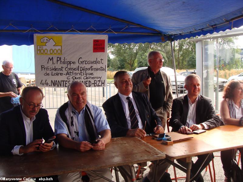 Breizh Manif 2016. Prêts pour la conférence de presse. De g. à dr. Joël Guerrriau, sénateur-maire de St-Sébastien/Loire, Marc Le Fur, J.-F. Le Bihan, P. Mareschal, Fr. de Rugy, J. Devriendt.