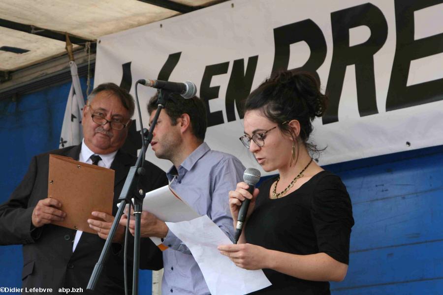 La Breizh Manif 2016 : en hommage à Martial Ménard, un poème de Anjela Duval est lu.