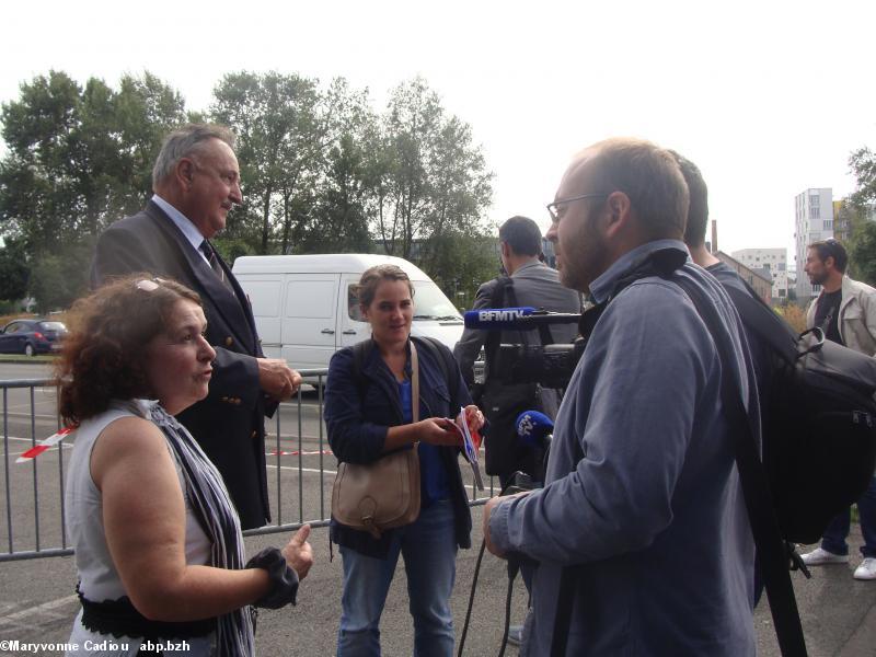 Breizh Manif 2016. Après la conférence de presse officielle, certains demandent des entretiens supplémentaires. Ici Jean-François Le Bihan et Jocelyne Devriendt.