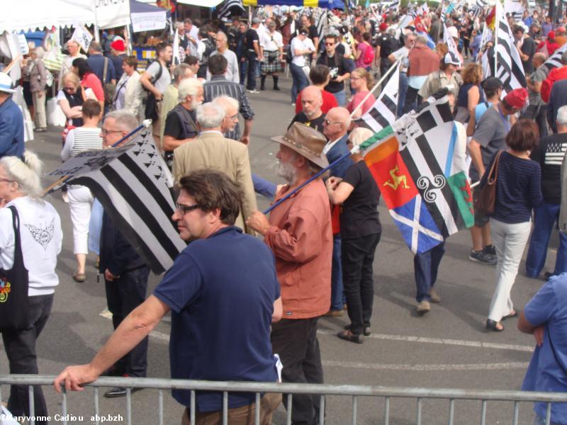 Breizh Manif 2016. Vers 13 h-14 h. En veste rouge et avec drapeau interceltique, le chanteur breton Mikaël Kerne.