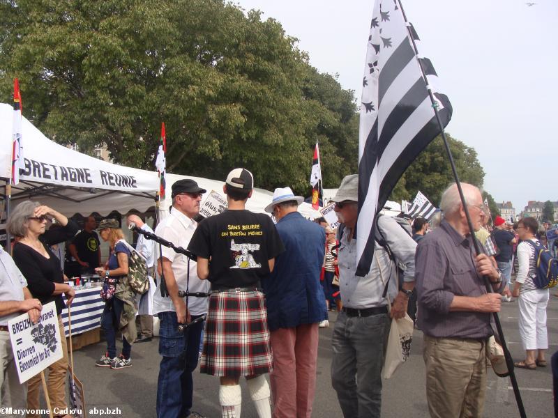 Breizh Manif 2016. Vers 13 h-14 h. Un sonneur en kilt : «Sans beurre un Breton meurt» complément de «La Bretagne sans la Loire-Atlantique, c'est comme le beurre sans sel» de Nono.