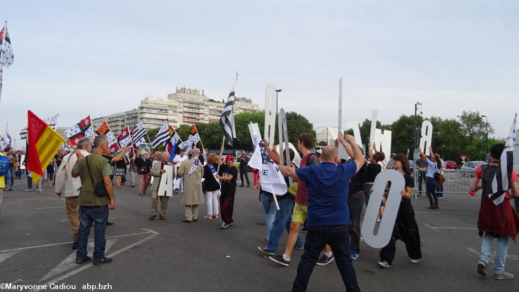 Breizh Manif 2016. Au retour du défilé en ville un peu de désordre pour la mise en place pour les photos !