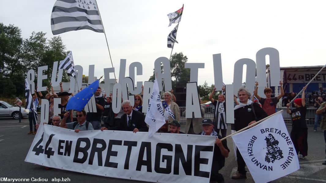 Breizh Manif 2016. Au retour du défilé en ville. Les banderoles s'installent.