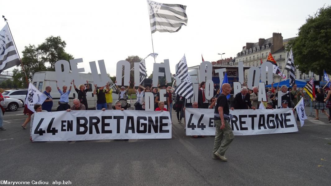 Breizh Manif 2016. Au retour du défilé en ville, tout est en place. Mais on se demande s'il restait beaucoup de presse...