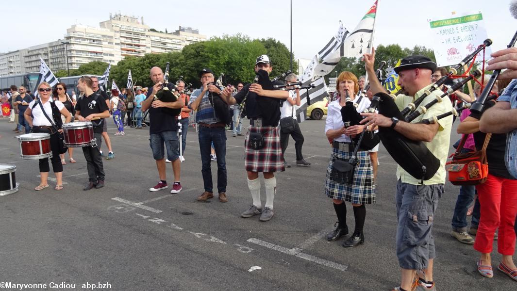 Breizh Manif 2016. «Bro Gozh va Zadoù» par les sonneurs, à l'arrivée du défilé en ville. Il est au répertoire de peu de bagadoù car la partition serait assez difficile.