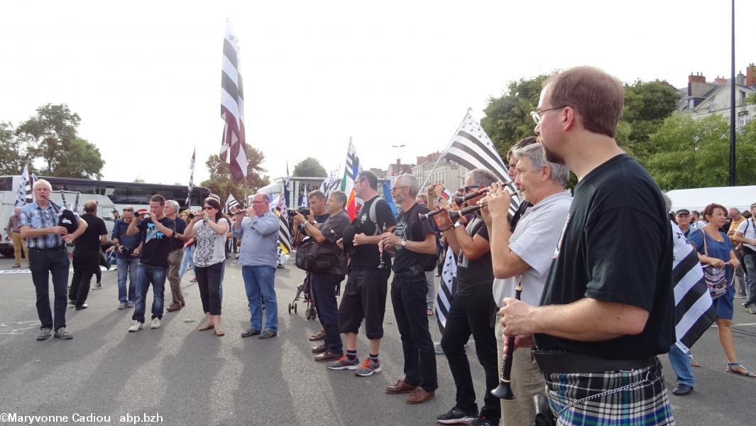 Breizh Manif 2016. «Bro Gozh va Zadoù» par les sonneurs, à l'arrivée du défilé en ville. Difficile à jouer pour les bagadoù, confidence de sonneur un jour.