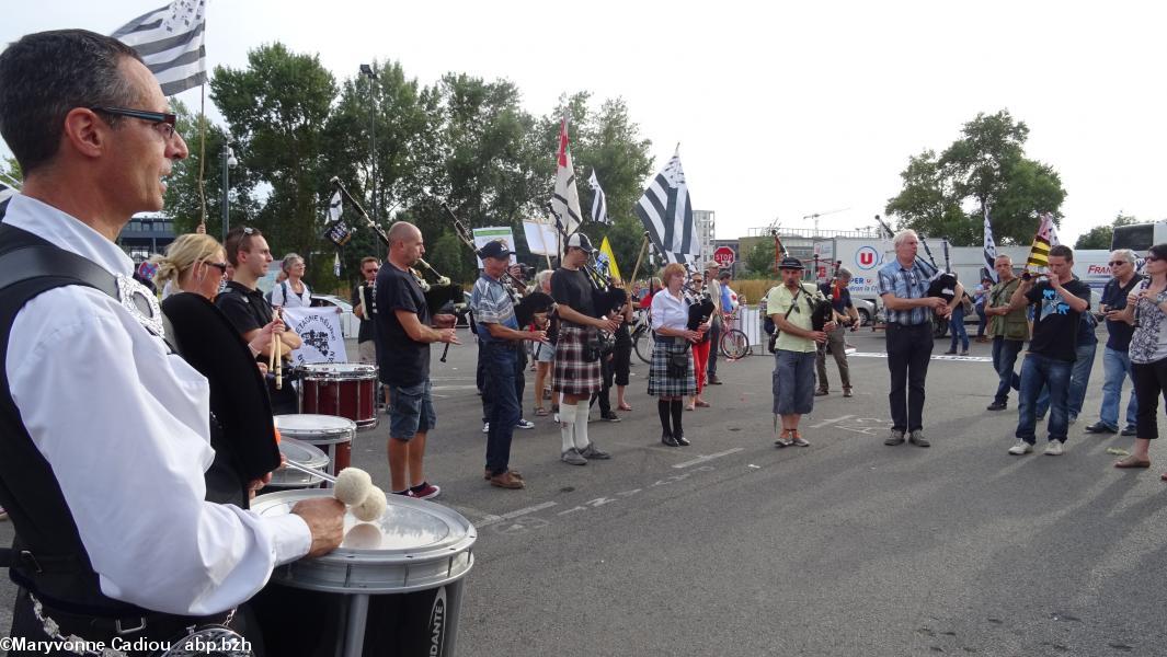 Breizh Manif 2016. «Bro Gozh va Zadoù» par les sonneurs, à l'arrivée du défilé en ville. Le peu de public qui était encore là chantait aussi.