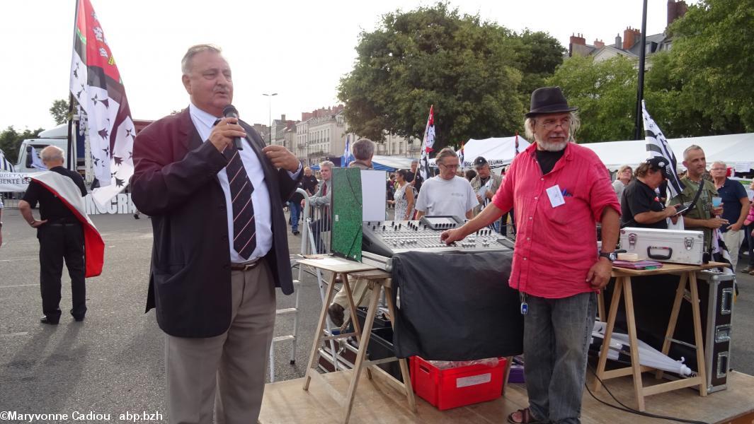 Breizh Manif 2016. À la sono de Pierre Glotin, Jean-François Le Bihan remercie les participants et dénonce les manifestants extrémistes qui se sont mal conduits.