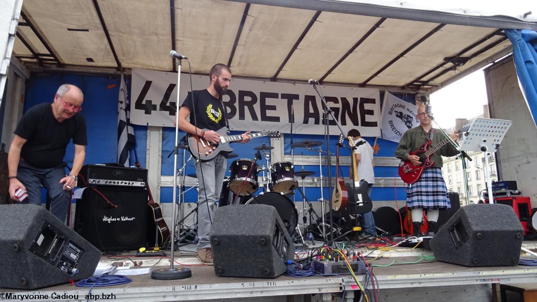 Breizh Manif 2016. Le groupe «Bogzh Celtic Cats» de rock celtique, ici en balance, a terminé l'après-midi avec des bruits pires que l'hélico de la gendarmerie en surveillance de la manif.