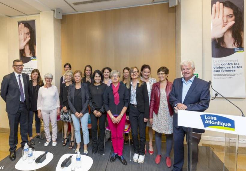 La réunion de mise en place de l'Observatoire des violences faites aux femmes en Loire-Atlantique. À dr. Philippe Grosvalet.