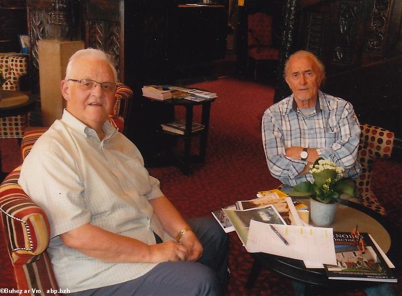 Clément Kerouac et Jakez Cornou lors de la dernière visite en Bretagne du fondateur de l'Association  des descendants de cette famille aux USA et au Canada.