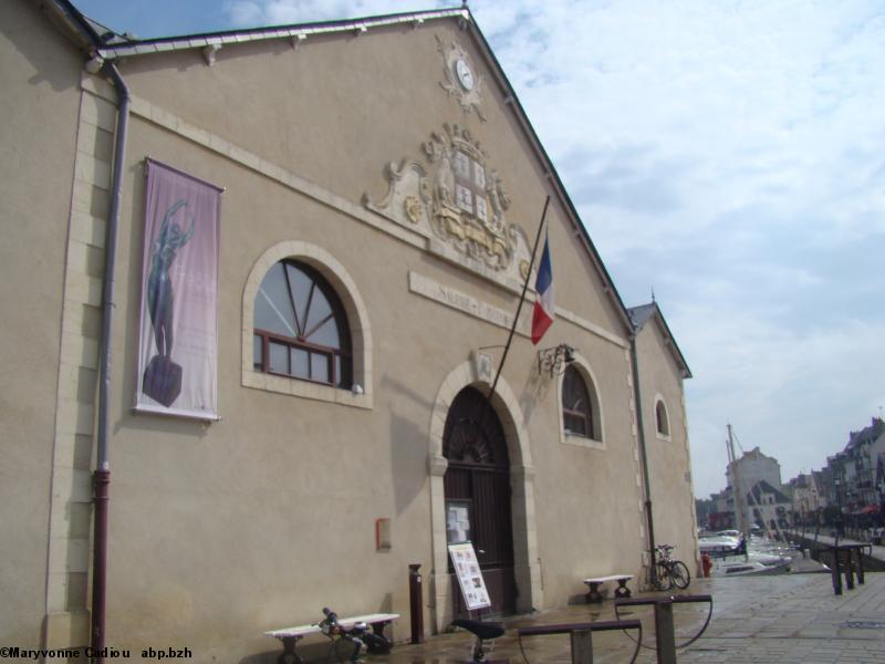 2- Au fronton de l'ancienne Criée l'étonnant drapeau français alors que la Ville a gardé son blason à hermines et que la salle est municipale...