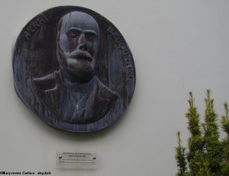 32- À l'entrée de la mairie le souvenir du physicien Henri Becquerel, prix Nobel, mort au Croisic en 1908. Bas relief en plomb, réalisé par Jean-Louis Drouant, offert à la Ville du Croisic en 2010.