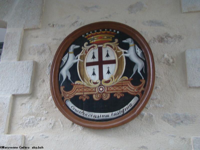 33- Le blason herminé du Croisic dans la mairie, sculpture sur bois, devise Crocilia censium insigna (avec autorisation).