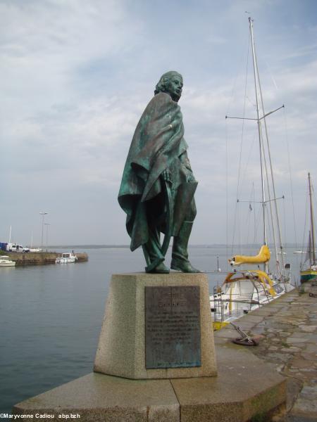 5- Statue de Pierre Bouguer, près de l'ancienne Criée. De Jean Fréour. Les visiteurs le sauront-ils ?