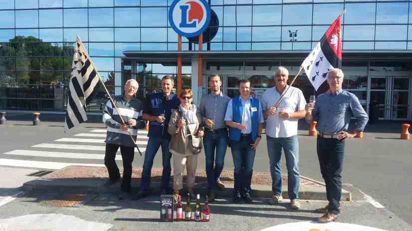 Des membres du Comité des Vins Bretons et des dirigeants du Leclerc Clisson, à l'occasion de la Petite Tablée Bretonne, semaine du goût 2016