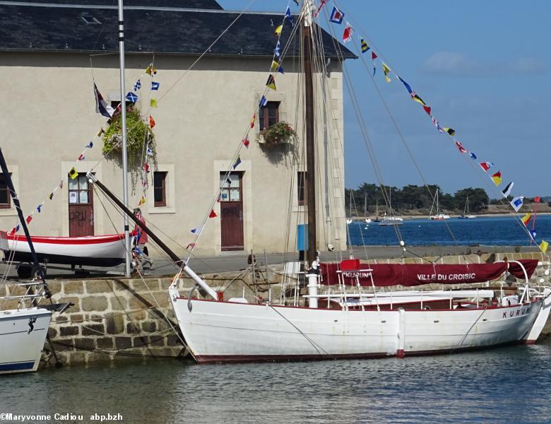 28- Le Kurun et son annexe portent le grand pavois, au quai sud de la Criée.