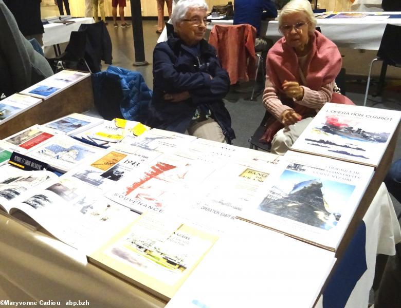 52- Au stand de l'association Mémoire et savoir nazairiens.