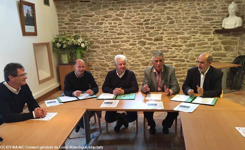 Signature à la Mairie de Piriac. De g. à dr. Freddy Hervochon, Patrick Belz, Philippe Grosvalet, Paul Chainais et Jean-Pierre Barbier, président de l'association Dumet environnement patrimoine.