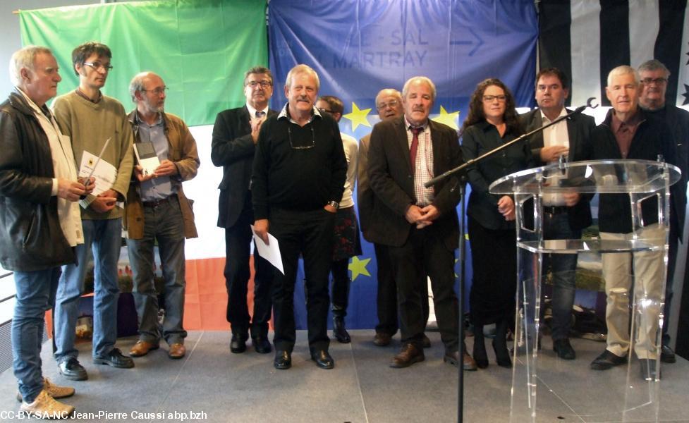 À gauche, Kristian Braz, lauréat du prix Langleiz pour son livre Rebetiko, puis Klaod Lintanff, lauréat du prix du roman en breton, un peu plus loin Daniel Cario remporte le Prix du roman de la ville de Carhaix pour son roman basé sur un personnage réel, son oncle : Les Chemins creux de Saint-Fiacre.