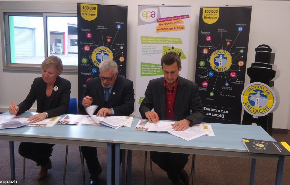 Signature de la convention entre Sylvie Madec (EPA 44), Patrick Bobe (EPA Bretagne) et Malo Bouëssel du Bourg (Produit en Bretagne)