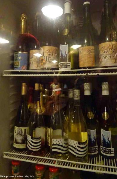 7- Les vins bretons Chéneau à proximité du bar dans une vitrine réfrigérée.