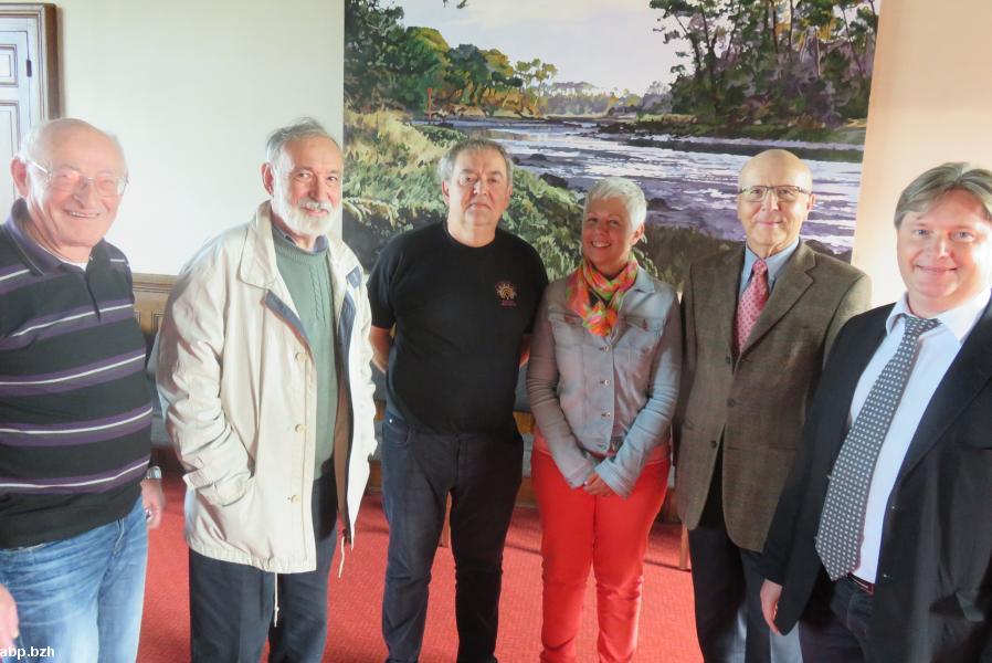 Les représentants du collectif des écrivains des Plumes du Paon devant la toile décorative de la rivière de Pont-l'Abbé par Jacques Godin en compagnie des élus Bernard Le Floc'h et Stéphane Le Doaré.