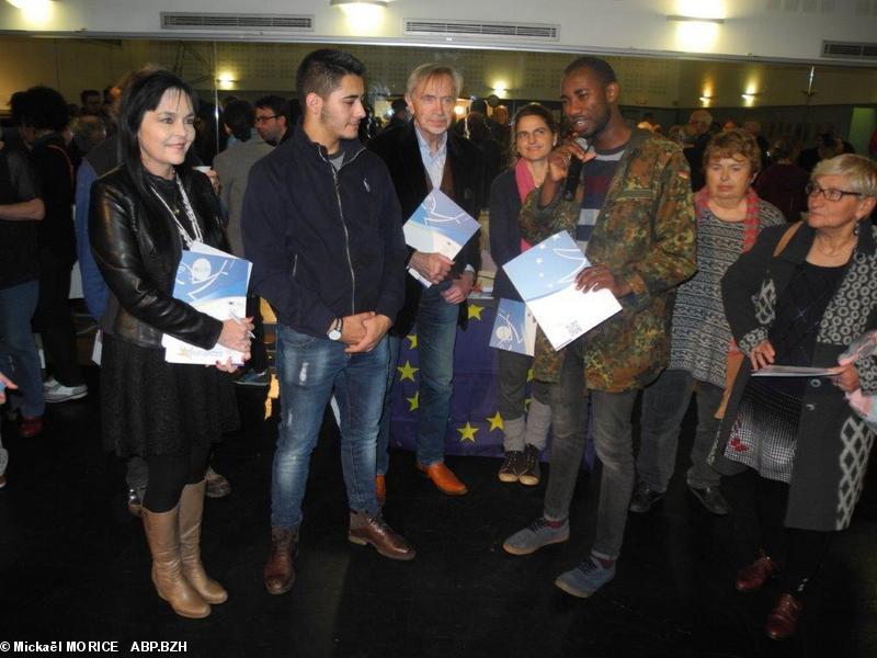 Remise officielle des Europass par la Président de la MJC, Filipe Novais