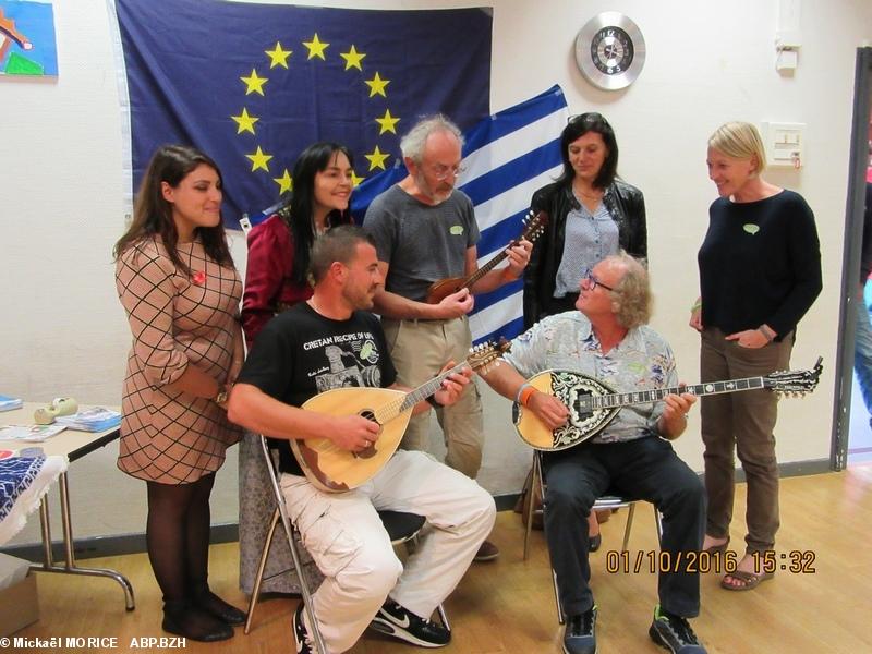 Les musiciens, Ioulia (première à gauche) avec quelques participants de l' Aristote Fest