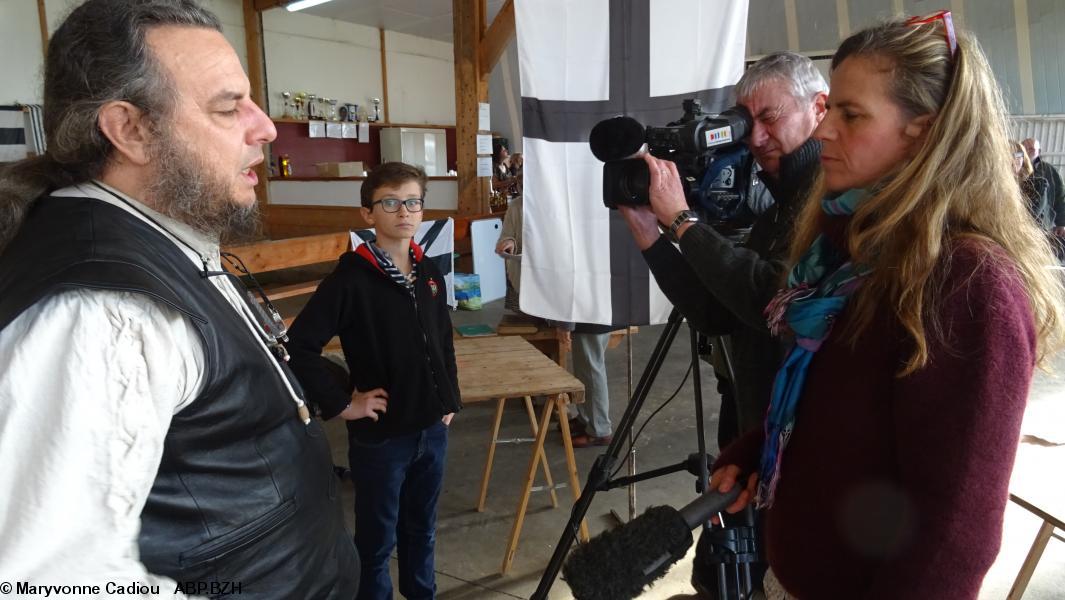 13- France 3 interviewe Jean-Loup Le Cuff, dont une partie sera coupée aux infos du soir (voir le texte). Le jeune est un stagiaire de 12 ans à Fr3 qui veut travailler pour la télévision (photo avec permission).