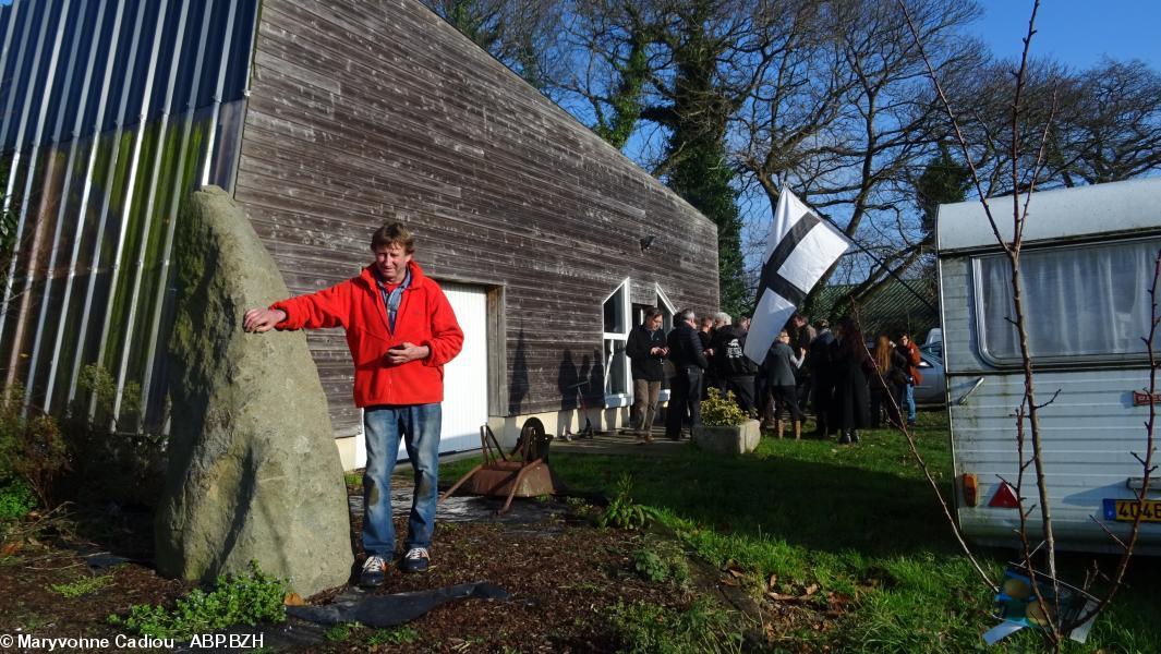 3- Jo Baron et son menhir.