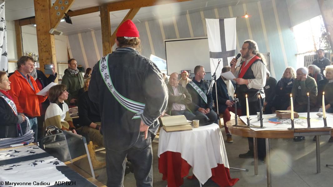 34- Lecture et traductions du texte du serment. De dos Fañch Dupuis (breton), en rouge Jo Baron (gallo).