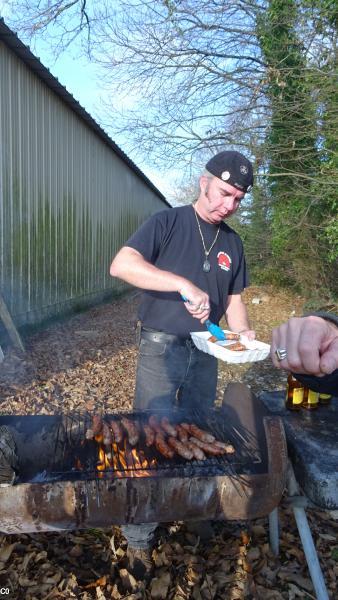 4- Le barbecue est en action, recto du t-shirt.