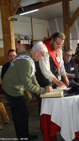 38- André Corlay signe le Livre des Cycles parlementaires.